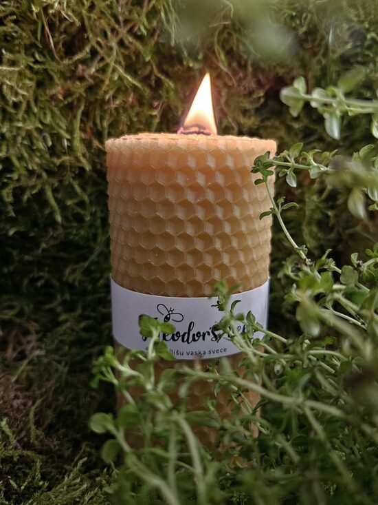  Latvian beeswax candle without dyes with a cherry wood wick.